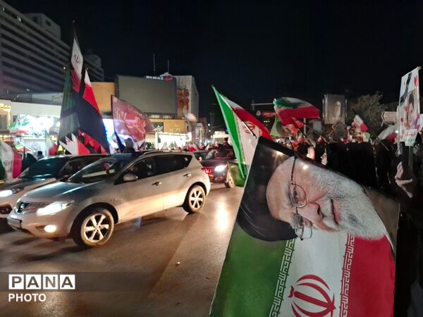 مردم شریف مشهد با شعار " هوا فضای سپاه، بزن به کاخ سیاه"  تاریکی شب‌ را روشن کردند