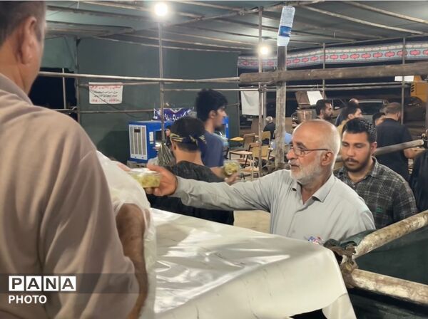 خدمت شبانه‌روزی موکب مرکزی اربعین دهلران به زوار امام حسین (ع)