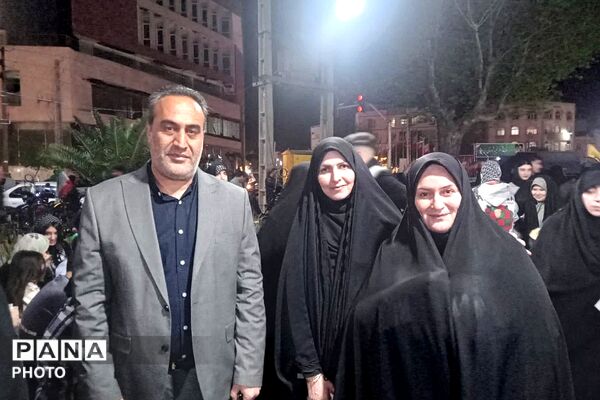 اهدای هدیه به دختران انقلابی دبستان حاتم ناحیه دو شهرری در میدان نماز 