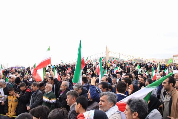 حضور گسترده اقشار مختلف مردم پردیس در راهپیمایی ۲۲ بهمن