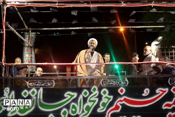 نهمین شب از مراسم عزاداری امام حسین همراه با هئیت زنجیر زنی در حسینیه امام خمینی