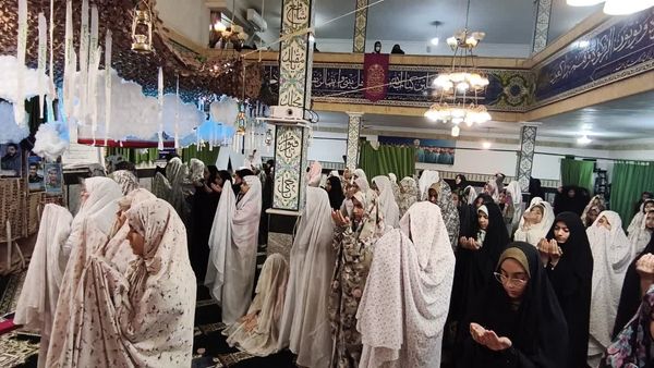 نوجوانان دختر در اعتکاف؛ لحظاتی سرشار از نماز و معنویت