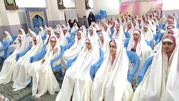 جشن تکلیف دختران کلاس سومی دبستان ام‌ البنین در دارالقرآن مرکزی یزد
