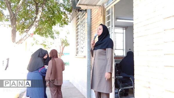 به صدا در آمدن زنگ مهر در دبیرستان دخترانه عزت طلایی نیشابور 