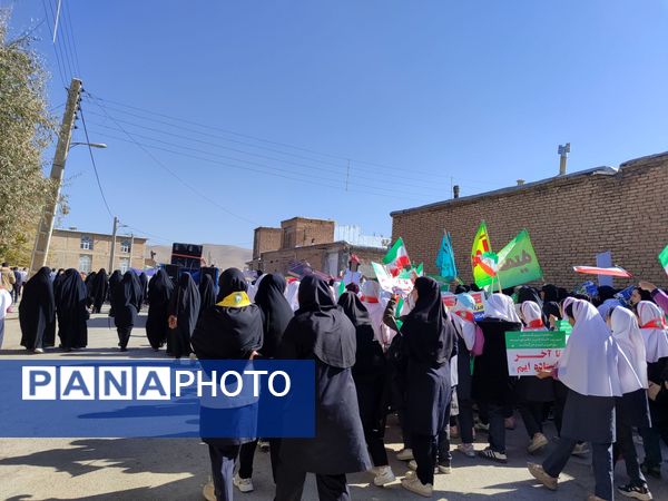 حضور گسترده دانش آموزان سورشجان در راهپیمایی ۱۳ آبان؛ فریاد ایستادگی در برابر استکبار جهانی