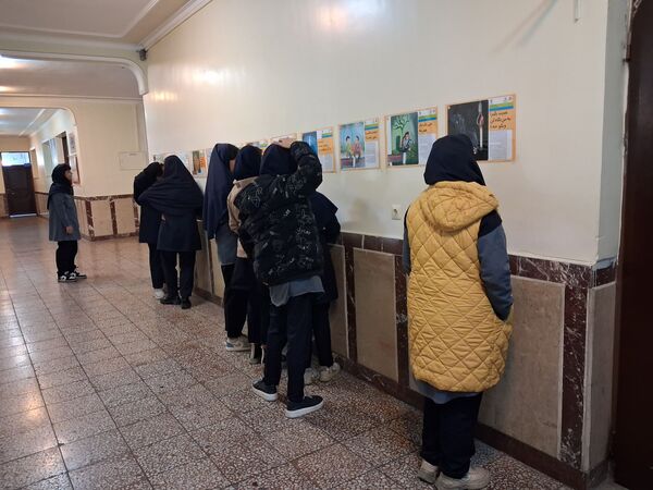نمایشگاه سیار مدرسه‌ای با عنوان پیشگیری از اعتیاد 
