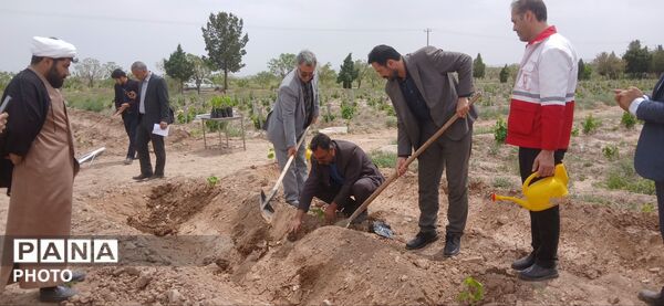 پویش سرو ایران و کاشت نهال به یاد رهبر شهید و شهدای دانش‌آموز میناب در رشتخوار 