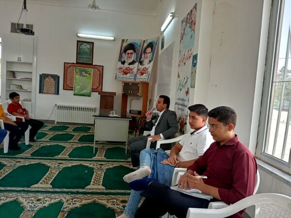 حضور جمعی از اعضای دبیرستان نمونه آیت‌الله خامنه‌ای در مدرسه نمونه دانش