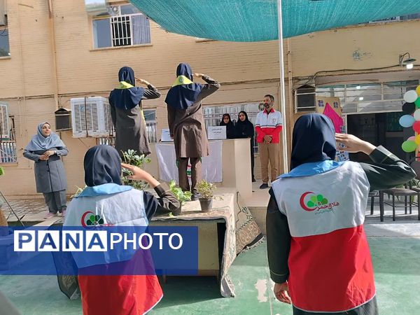 هلال‌احمر، همراه دانش‌آموزان دبیرستان عفت در مراسم صلح و دوستی