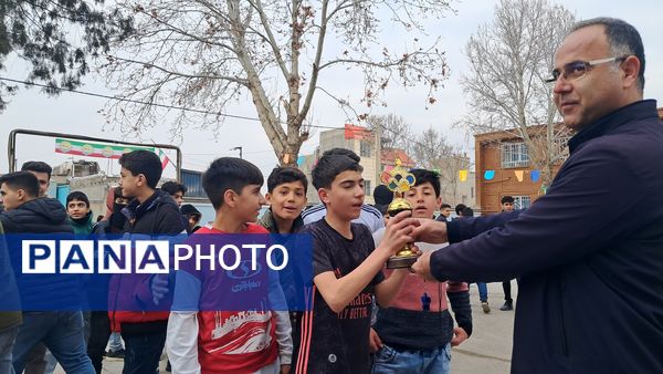 برگزاری مسابقه فوتبال گل کوچک درون مدرسه‌ای به‌مناسبت دهه فجر دبیرستان  پژوهش آشخانه 
