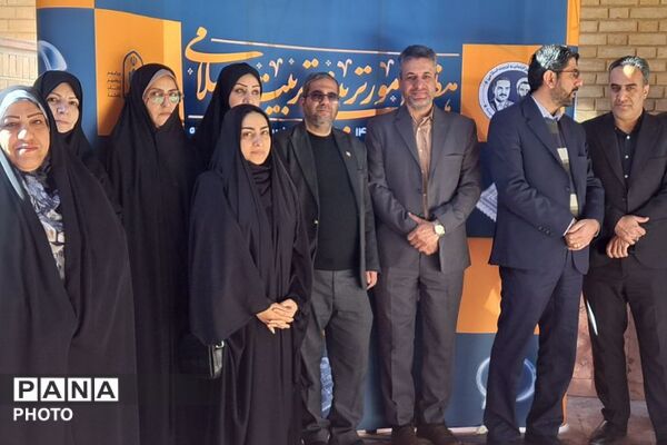 غبار روبی مزار شهیدان رجایی و باهنر با حضور وزیر آموزش و پرورش 