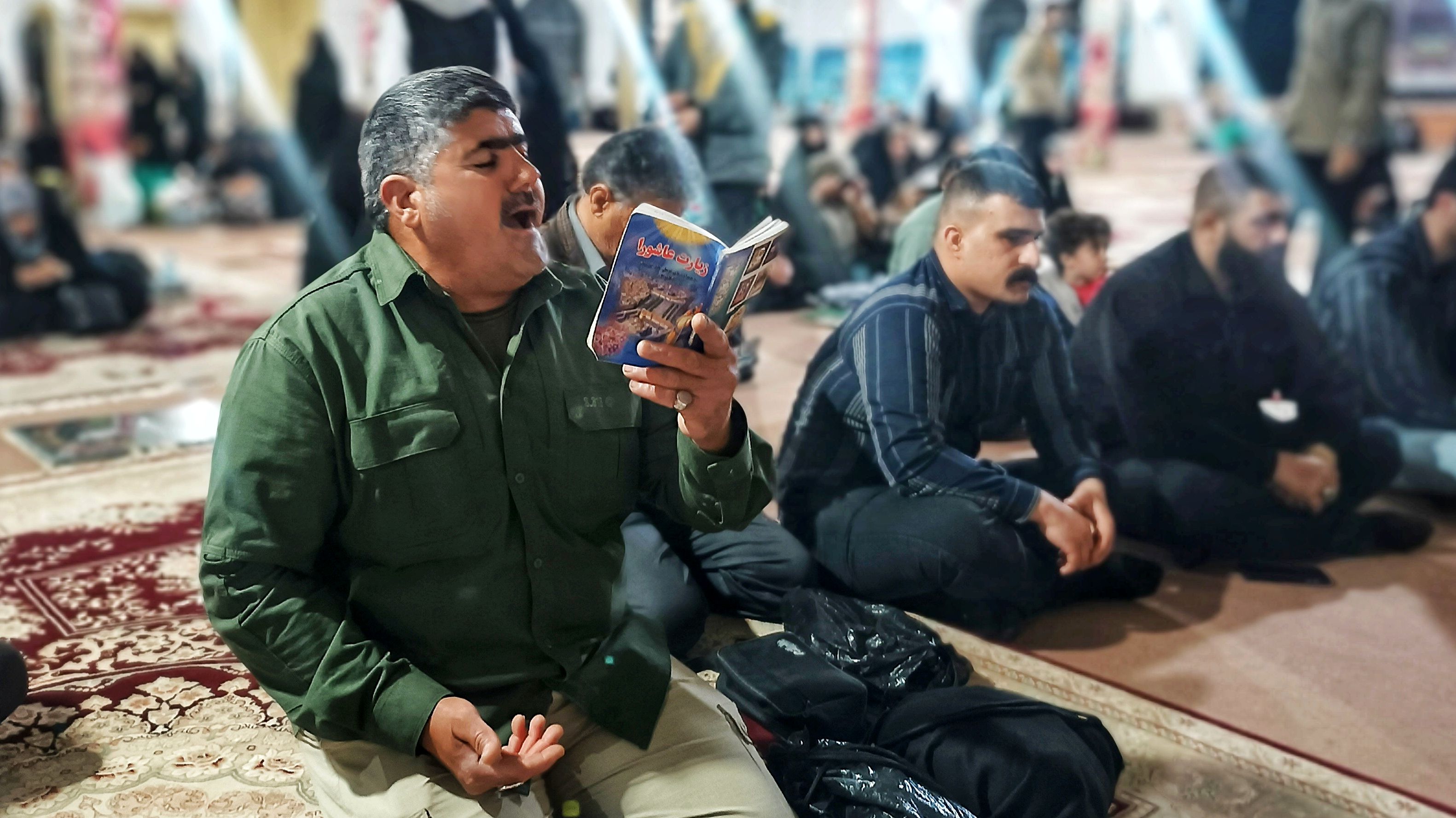 قرائت زیارت عاشورا توسط زائران مسجد جمکران در گلزار شهدای یاسوج