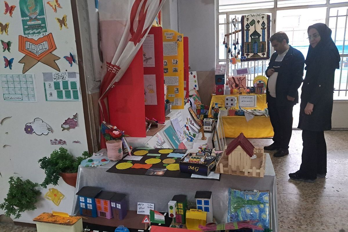 برپایی نمایشگاه دست سازه ها دانش آموزان وجشنواره غذامعلمان  درمدرسه شهیدمعظم