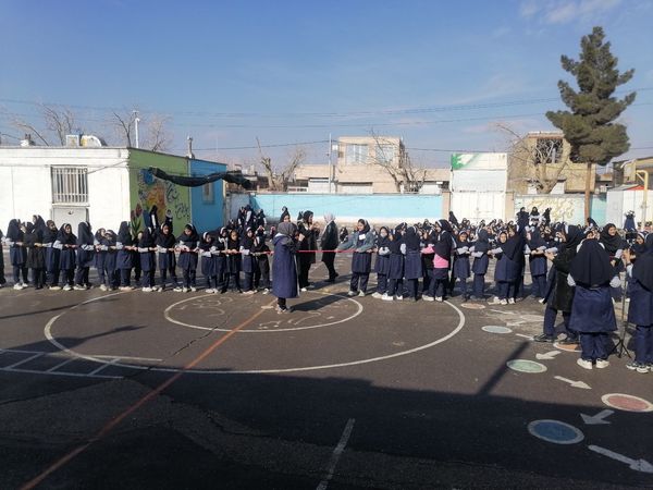  مسابقه طناب کشی به مناسبت دهه فجر در مدرسه ناهید نخودی 