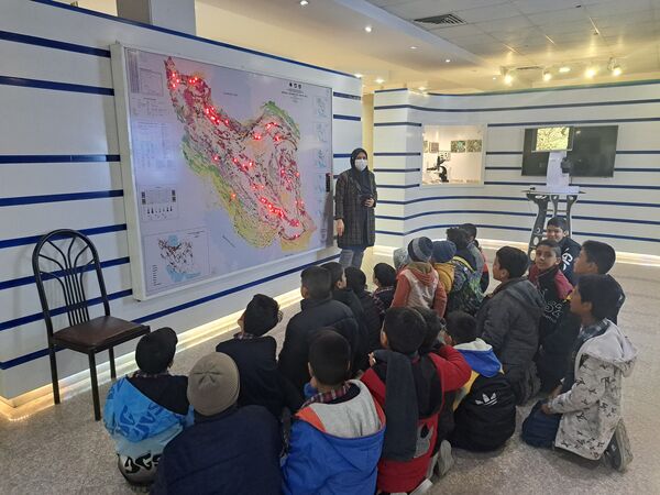 بازدید دانش‌آموزان از پارک موزه علوم زمین مشهد 
