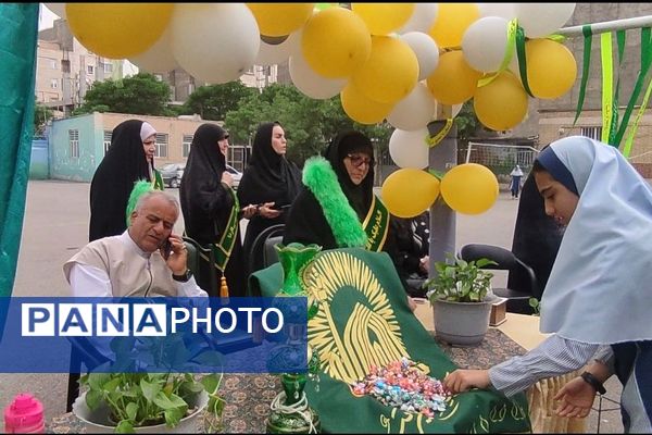 عطر حرم رضوی در رباط‌کریم پیچید؛ پرچم‌گردانی خادمان امام رضا (ع) در مدرسه شهید آقچه‌لو