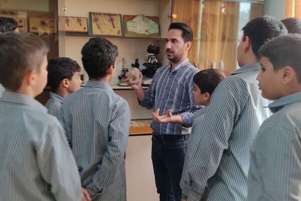 افتتاح آزمایشگاه دبیرستان پسرانه سید احمد خمینی(ره) به نام شهید عبدالحمید مینوچهر