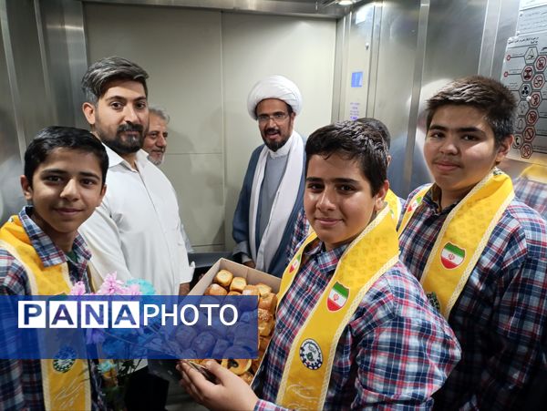 قدردانی پیشتازان دبیرستان باقریه از فرشتگان سفیدپوش در بیمارستان موسی بن جعفر(ع)