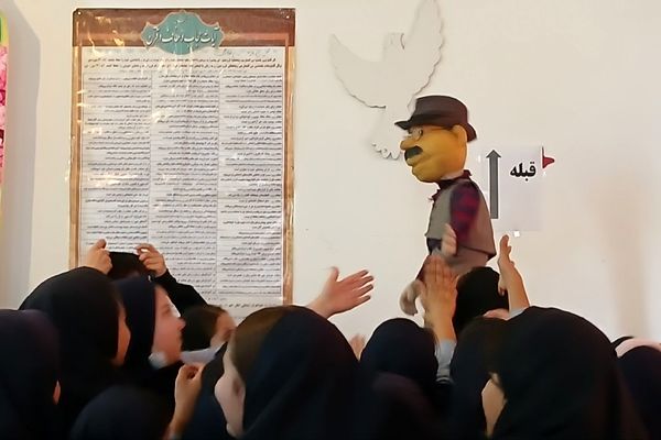 دهه فجر با رنگ شادی در دبستان سیاح‌مقدم رباط‌کریم