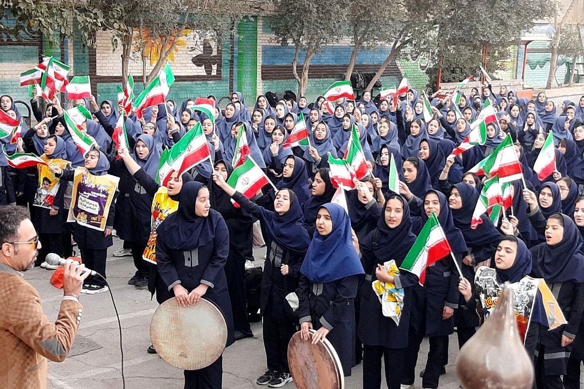 برگزاری جشن پرشور روز دانش آموز در دبیرستان شهدای هسته‌ای