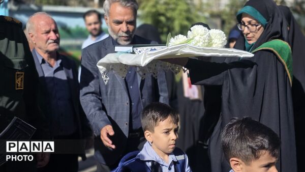 جشن شکوفه‌ها در مدرسه شاهد شهید بهنام محمدی
