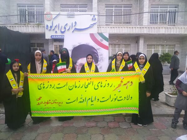 حضور پرشور دانش آموزان ابرکوه در راهپیمایی ۲۲ بهمن