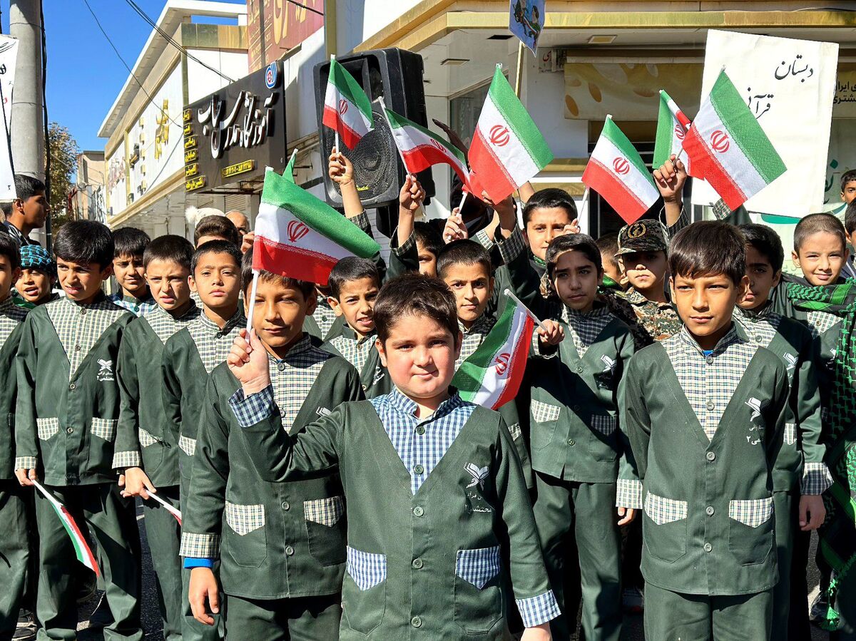 راهپیمایی باشکوه ۱۳ آبان با حضور گسترده دانش‌آموزان در کاشمر برگزار شد