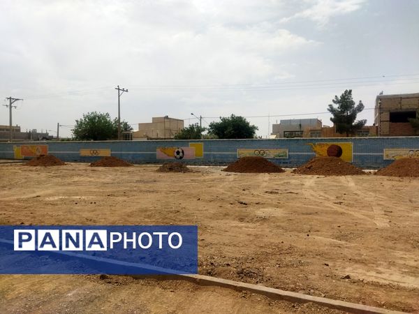 پیش رویی در ساخت چمن مصنوعی دبیرستان نمونه دانش کاشمر