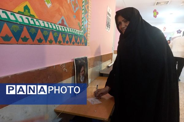 مشارکت حداکثری مردم شهیدپرور شهر تیتکانلو بخش خبوشان پای صندوق‌های رأی 