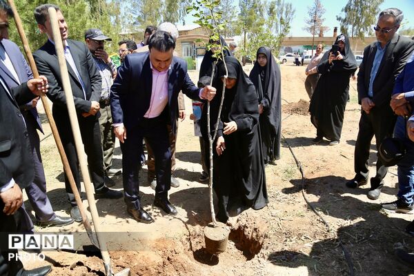 آیین کاشت 168 نهال به یاد دانش‌آموزان شهید میناب در اردوگاه 15خرداد قم