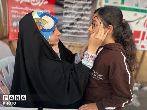 دخترانِ انقلابی پای پرچم ایستاده‌اند