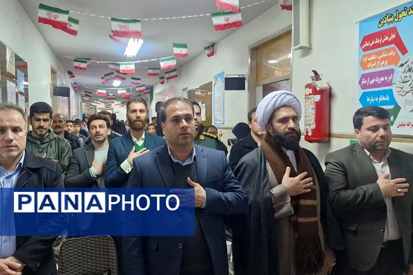 بیعت نوجوانان مدرسهٔ امام خمینی (ره) قرچک با آرمان‌های امام راحل در چهل و هفتمین جشن پیروزی انقلاب 