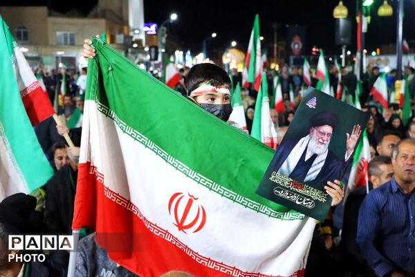 هنرمندان پای کار انقلاب