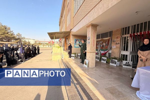 تقدیر از خانواده شهید خلبان علی بلورخانی در دبیرستان استعدادهای درخشان فرزانگان شهریار 