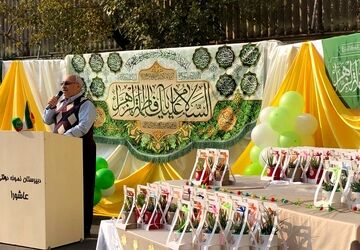 جشن ولادت حضرت زهرا (س) با حضور خانواده شهدا در دبیرستان عاشورا ناحیه دو شهرری 