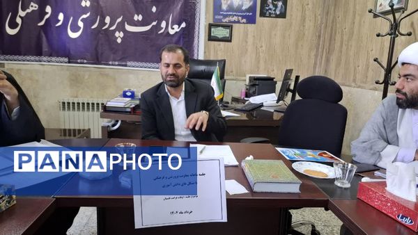 نشست معاون پرورشی آموزش‌ و پرورش کهگیلویه و بویراحمد با تشکل‌های دانش‌آموزی 