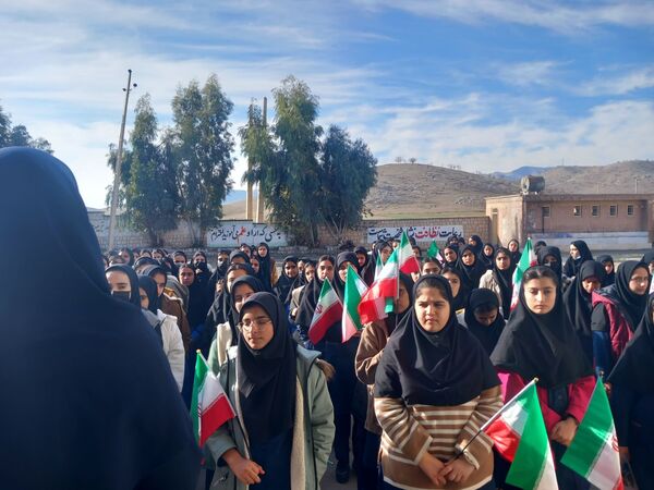دانش‌آموزان هلیلانی به استقبال دهه مبارک فجر رفتند