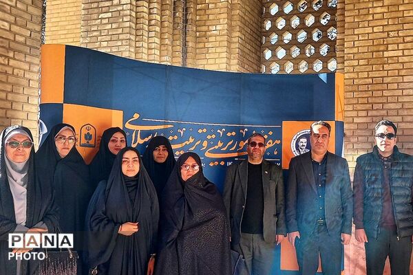 غبار روبی مزار شهیدان رجایی و باهنر با حضور وزیر آموزش و پرورش 