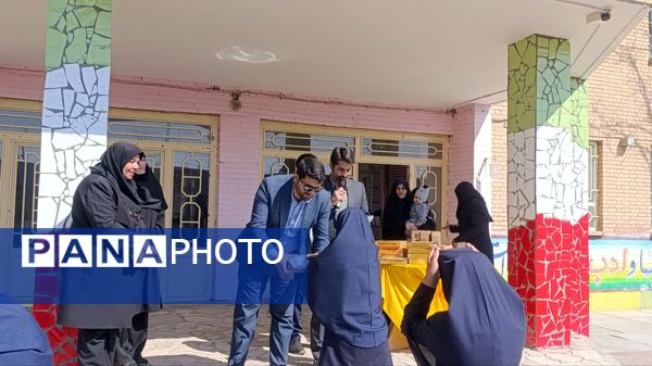 تقدیر از برگزیدگان مسابقات قرآن، عترت و نماز در دبیرستان حضرت سکینه 