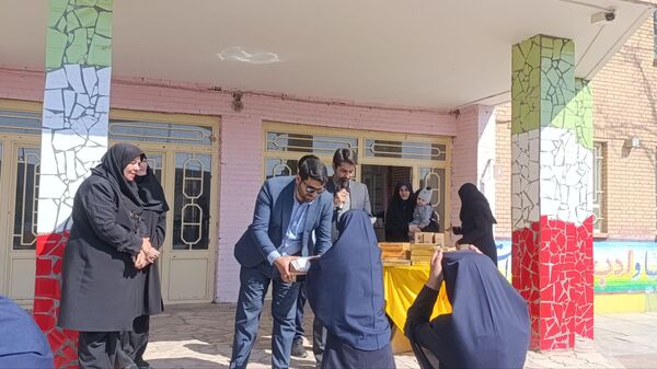 تقدیر از برگزیدگان مسابقات قرآن، عترت و نماز در دبیرستان حضرت سکینه 