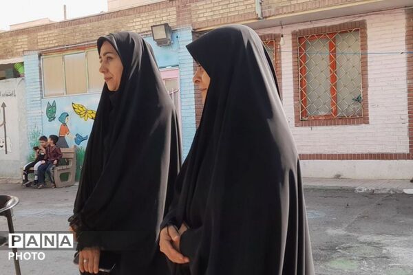 هم‌نوایی نسل فاطمی با مادران در نماز جماعت ایام فاطمیه؛ دبستان شهید اول ۲
