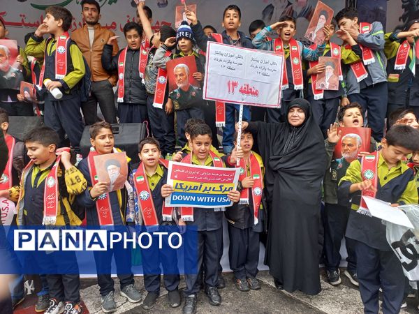 حضور مدیر آموزش و پرورش منطقه ۱۳ در راهپیمایی روز دانش‌آموز 