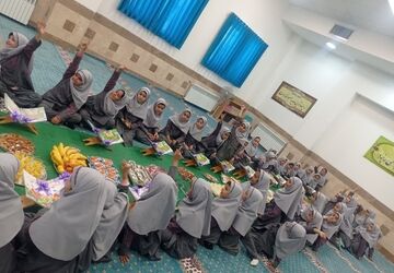 دل‌های کوچک در آغوش قرآن در مدرسه جهانفر میبد