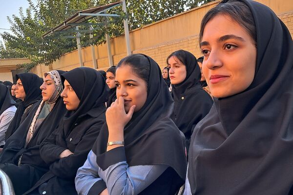 مراسم راز و رهایی؛ پنجره‌ای به دنیای دو نسل در دبیرستان نمونه‌دولتی ولایت بهارستان‌دو