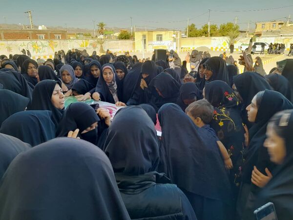 تشییع پیکر شهید گمنام بر دستان دانش‌آموزان هنرستان ابرار منوجان در ایام فاطمیه