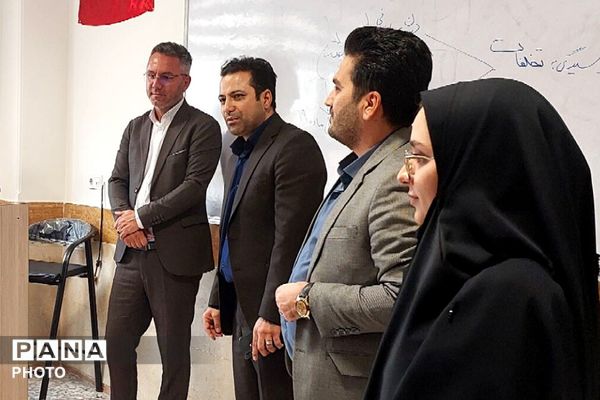  جلسه ضمن خدمت در دبیرستان نمونه‌دولتی ولایت بهارستان‌دو