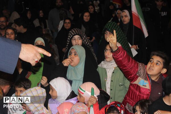«پاتوق نوجوان مبارز»؛ شور نوجوانی و حال‌وهوای انقلابی در میدان امام خمینی(ره) مرند