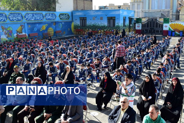 نواختن زنگ آغاز سال تحصیلی جدید در مدارس آموزش و پرورش منطقه 14 تهران