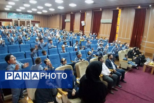 برگزاری جشن الفبای پسران دبستان شهدای غزه در کانون ملائک شهرستان قرچک با حضور گروه نمایشی روناک