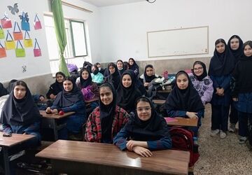 قدردانی از مقام مادر توسط دانش آموزان دبیرستان دانش نیا شهر قدس